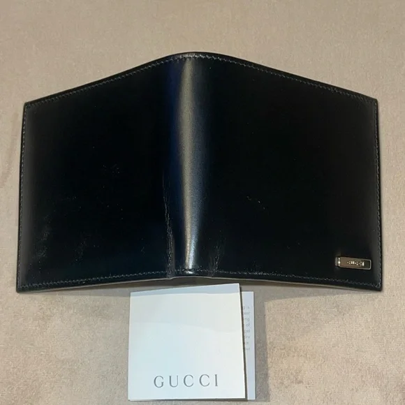 AUTHENTIC Gucci men’s leather wallet.